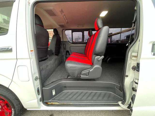ハイエースバン スーパーＧＬ　ダークプライム　全国一年保証・純正ナビ・ＴＶ・バックカメラ・Ｂｌｕｅｔｏｏｔｈ・スマートキー・プッシュスタート・シートカバー・ＥＴＣ・社外テールライト・エアロ・社外１７インチアルミ・リアラダー・ルーフキャリア（17枚目）