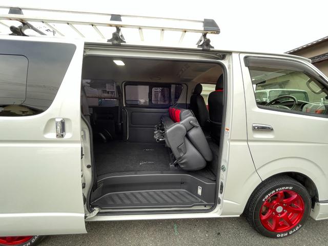 ハイエースバン スーパーＧＬ　ダークプライム　全国一年保証・純正ナビ・ＴＶ・バックカメラ・Ｂｌｕｅｔｏｏｔｈ・スマートキー・プッシュスタート・シートカバー・ＥＴＣ・社外テールライト・エアロ・社外１７インチアルミ・リアラダー・ルーフキャリア（18枚目）