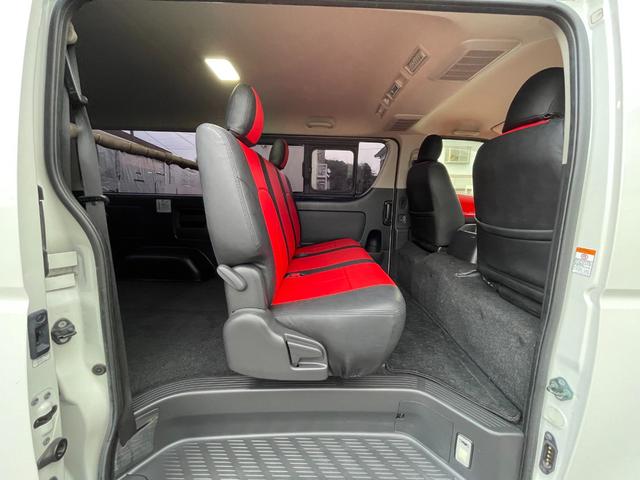 ハイエースバン スーパーＧＬ　ダークプライム　全国一年保証・純正ナビ・ＴＶ・バックカメラ・Ｂｌｕｅｔｏｏｔｈ・スマートキー・プッシュスタート・シートカバー・ＥＴＣ・社外テールライト・エアロ・社外１７インチアルミ・リアラダー・ルーフキャリア（20枚目）