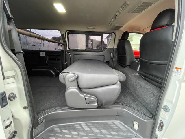 ハイエースバン スーパーＧＬ　ダークプライム　全国一年保証・純正ナビ・ＴＶ・バックカメラ・Ｂｌｕｅｔｏｏｔｈ・スマートキー・プッシュスタート・シートカバー・ＥＴＣ・社外テールライト・エアロ・社外１７インチアルミ・リアラダー・ルーフキャリア（22枚目）