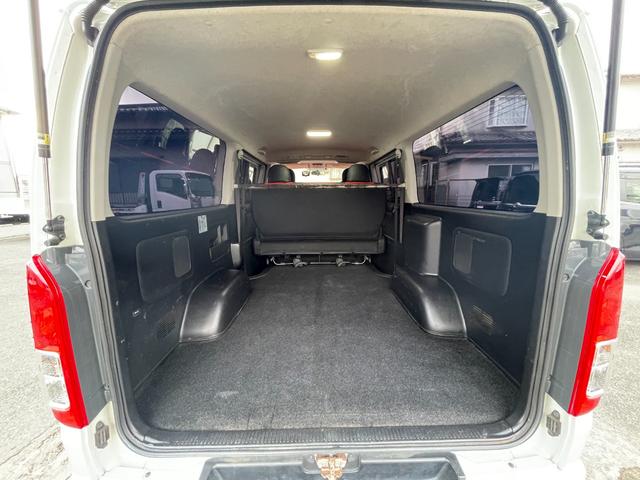 ハイエースバン スーパーＧＬ　ダークプライム　全国一年保証・純正ナビ・ＴＶ・バックカメラ・Ｂｌｕｅｔｏｏｔｈ・スマートキー・プッシュスタート・シートカバー・ＥＴＣ・社外テールライト・エアロ・社外１７インチアルミ・リアラダー・ルーフキャリア（23枚目）