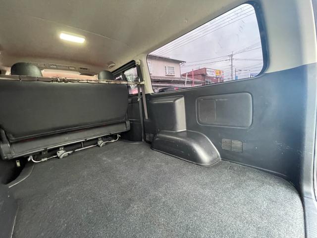 ハイエースバン スーパーＧＬ　ダークプライム　全国一年保証・純正ナビ・ＴＶ・バックカメラ・Ｂｌｕｅｔｏｏｔｈ・スマートキー・プッシュスタート・シートカバー・ＥＴＣ・社外テールライト・エアロ・社外１７インチアルミ・リアラダー・ルーフキャリア（24枚目）