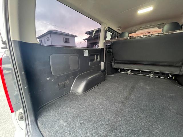 ハイエースバン スーパーＧＬ　ダークプライム　全国一年保証・純正ナビ・ＴＶ・バックカメラ・Ｂｌｕｅｔｏｏｔｈ・スマートキー・プッシュスタート・シートカバー・ＥＴＣ・社外テールライト・エアロ・社外１７インチアルミ・リアラダー・ルーフキャリア（25枚目）