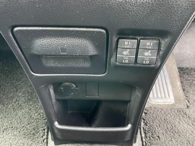 ������̔��X�̒����畾�Ђ̎��q�������������肪�Ƃ�������܂��B���Ђ̎ԗ��ɂ��ǂ蒅�����̂������̂������Ǝv���܂��̂ŁA���⍇�������҂����Ă���܂��B