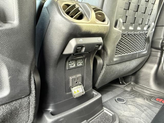 ���㕔���Ȃɂ��^�C�v�`�ƃ^�C�v�b�̂t�r�a�R�l�N�^�𑕔����P�O�O�u�R���Z���g��������