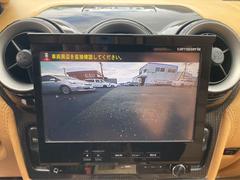 ギヤをリバースに入れると車両後方の映像を映し出し、バック時の後方視界をサポートするリヤビューカメラ！ 4