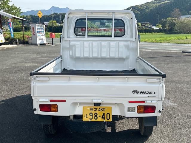 スタンダード　４ＷＤ（スイッチ切り替え式）５ＭＴ　ＡＣ（エアコン）ＰＳ（パワステ）　荷台マット付き(3枚目)