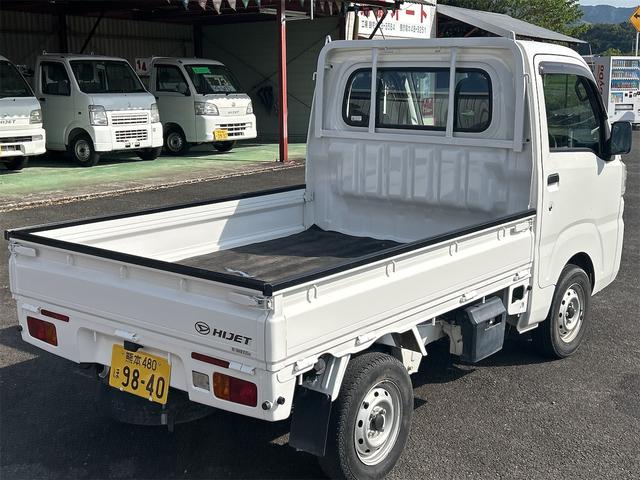 スタンダード　４ＷＤ（スイッチ切り替え式）５ＭＴ　ＡＣ（エアコン）ＰＳ（パワステ）　荷台マット付き(6枚目)