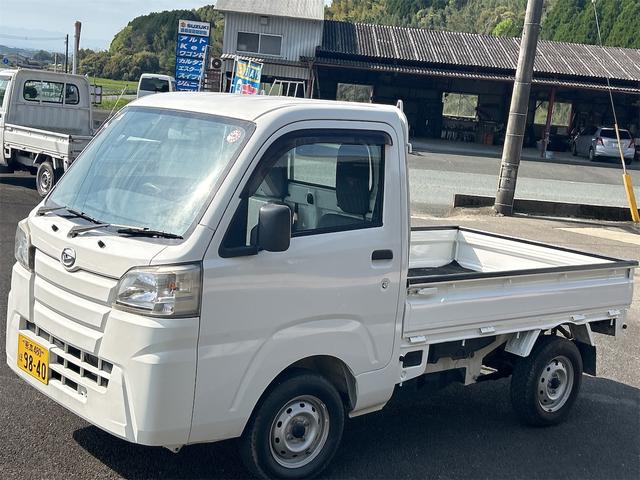 スタンダード　４ＷＤ（スイッチ切り替え式）５ＭＴ　ＡＣ（エアコン）ＰＳ（パワステ）　荷台マット付き(8枚目)