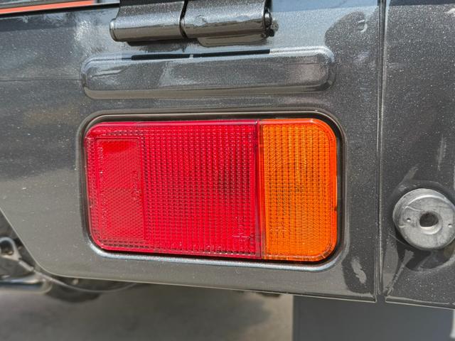 キャリイトラック ＫＣエアコン・パワステ　カルパチアグレー全塗装／新品シートカバー／社外ステアリング／４ＷＤ／社外アルミ／社外シフトノブ／エアコン／パワステ／５ＭＴ／ライトスモーク加工ヘッドライト＆テールレンズ／マッドフラップ／バンパーカット（12枚目）