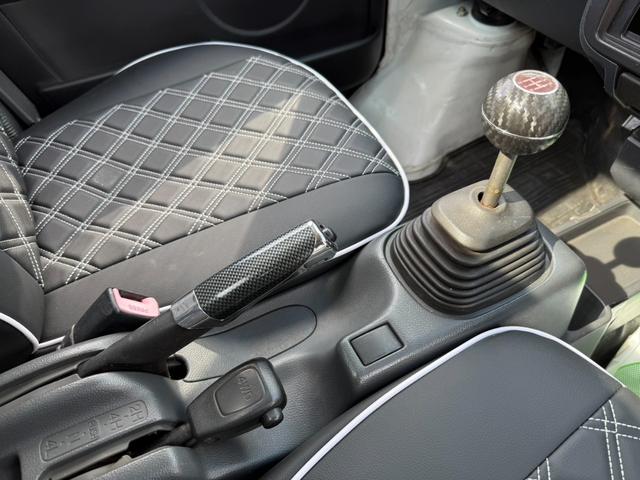 キャリイトラック ＫＣエアコン・パワステ　カルパチアグレー全塗装／新品シートカバー／社外ステアリング／４ＷＤ／社外アルミ／社外シフトノブ／エアコン／パワステ／５ＭＴ／ライトスモーク加工ヘッドライト＆テールレンズ／マッドフラップ／バンパーカット（20枚目）