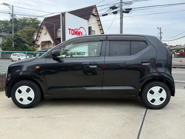 アルト 　レーダーブレーキサポート／シートヒーター／キーレス／アイドリングストップ／エネチャージ／レベライザー／ライトスモーク加工ヘッドライト／エアコン／車検令和９年１２月まで／ホワイトグリル＆ホイールキャップ（5枚目）