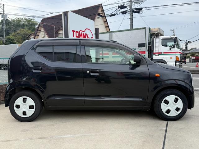 アルト 　レーダーブレーキサポート／シートヒーター／キーレス／アイドリングストップ／エネチャージ／レベライザー／ライトスモーク加工ヘッドライト／エアコン／車検令和９年１２月まで／ホワイトグリル＆ホイールキャップ（6枚目）