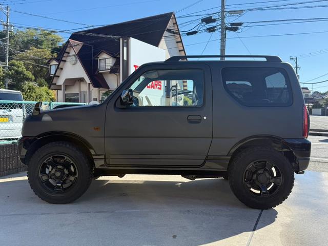 ジムニー ランドベンチャー　マットグレー全塗装／車検令和９年１１月まで／ライトスモーク加工ヘッドライト／５ＭＴ／４ＷＤ／ターボ／シートヒーター／キーレス／エアコン／ライトカバー／ジオランダーＭＴタイヤ／純正ブラックアルミ／（7枚目）