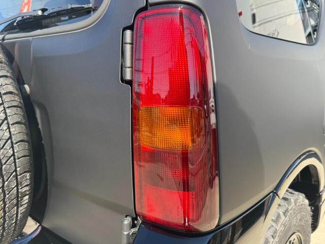 ジムニー ランドベンチャー　マットグレー全塗装／車検令和９年１１月まで／ライトスモーク加工ヘッドライト／５ＭＴ／４ＷＤ／ターボ／シートヒーター／キーレス／エアコン／ライトカバー／ジオランダーＭＴタイヤ／純正ブラックアルミ／（12枚目）