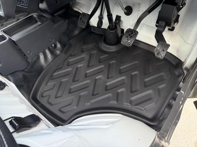 キャリイトラック ＫＣエアコン・パワステ　全塗装／新品シートカバー／新品バンパーガード／新品リフトアップＫＩＴ／新品マッドタイヤ／社外アルミ／ライトスモーク加工ヘッドライト＆テールレンズ／新品ゴムマット／エアコン／パワステ／禁煙車（20枚目）