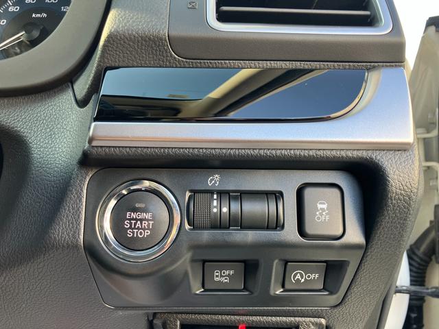 ボタン１つでエンジンを始動【キーレスプッシュスタート】！各機能のスイッチは運転席から操作ラクラク。