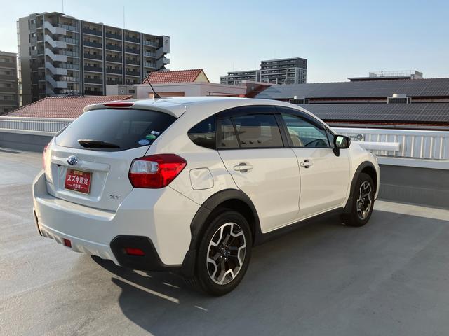 右斜め後ろからの特徴的なフォルム。スポーティな【ルーフエンドスポイラー】が後ろ姿を引き締めます！