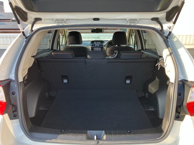 バックドアは雨でも荷が濡れにくい上開き跳ね上げ式。レジャーやショッピングの荷物も積みやすそうですね！