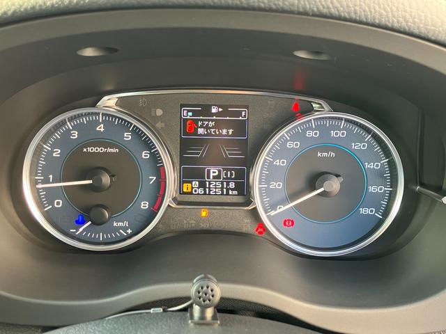 燃費情報などがひと目でわかるメーターパネル。走行情報などは【マルチインフォメーションディスプレイ】で