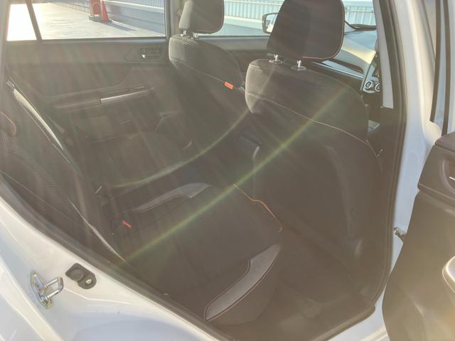 リヤシートも全車消毒済み。足元も軽とは思えない広さがあります。ドアには小物を収納できる便利な【リヤポケット】付。