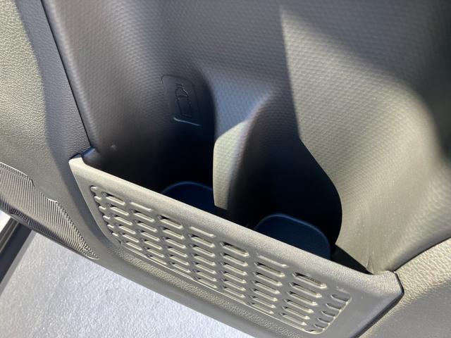 リヤドアにも、小物やドリンクを便利に収納できる【リヤクォータートリムポケット＆ドリンクホルダー】が。