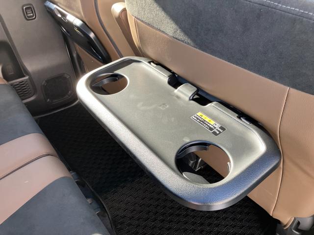 リヤシートも全車消毒済み。前に便利な【パーソナルテーブル】も装備。