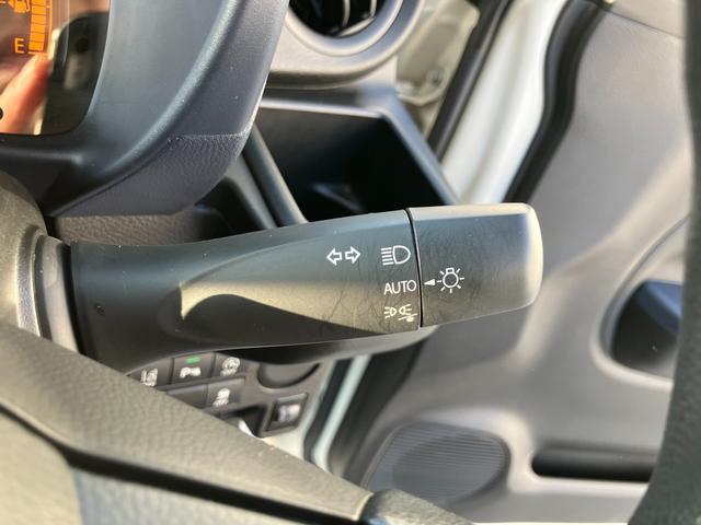 暗くなると自動的にヘッドライトが点灯する便利な【オートライトシステム】