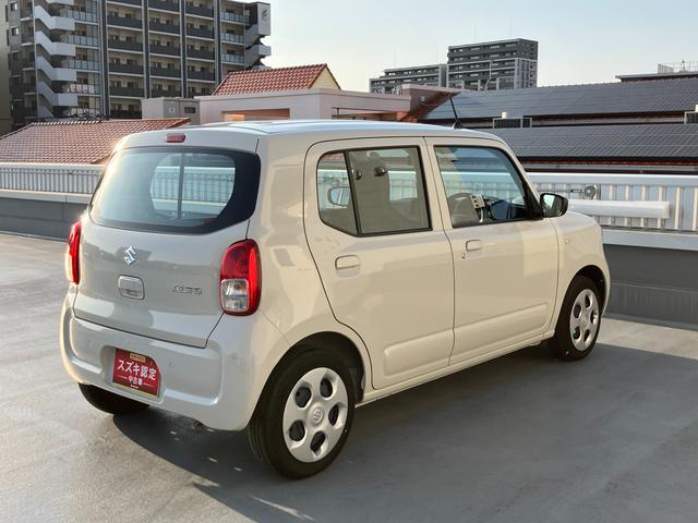 右斜め後ろからの特徴的なフォルム。狭い路地裏でも運転しやすそうな小回りが利くコンパクトボディ♪