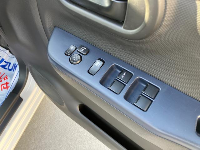 運転席アームレストに、【リモコンドアミラー】【パワーウィンドウ】スイッチあり。手元で操作ラクラク。