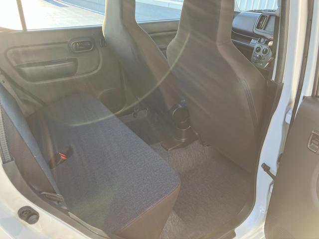 リヤシートも全車消毒済み。足元も軽とは思えない広さがあります。ドアには小物を収納できる便利な【リヤポケット】付。