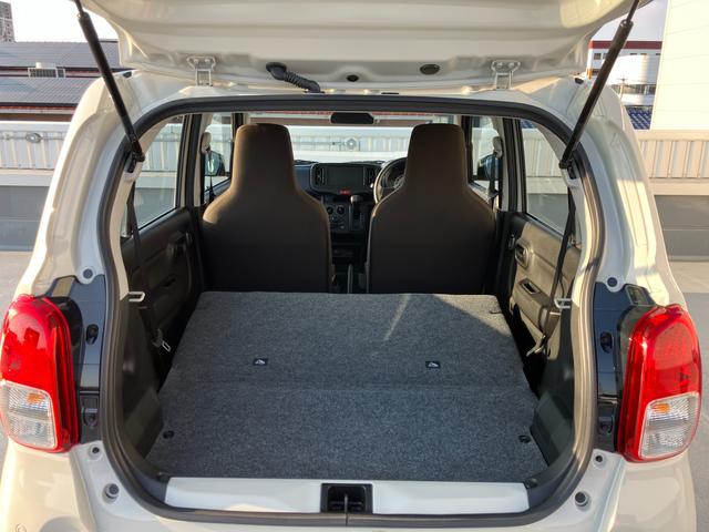 リヤシートも全車消毒済み。シートを倒すとゆったりとした室内空間に★レジャーにショッピングに大活躍！