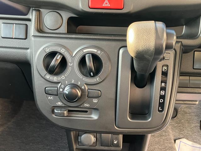 直感的に操作ができる【マニュアルエアコン】♪足元すっきりのインパネシフト！