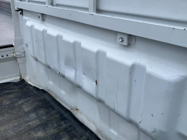 キャリイトラック ＫＣ　エアコン・パワステ　ＡＭ／ＦＭラジオ　１２インチラジアルタイヤ│ウレタンステアリングホイール│マニュアルエアコン（32枚目）