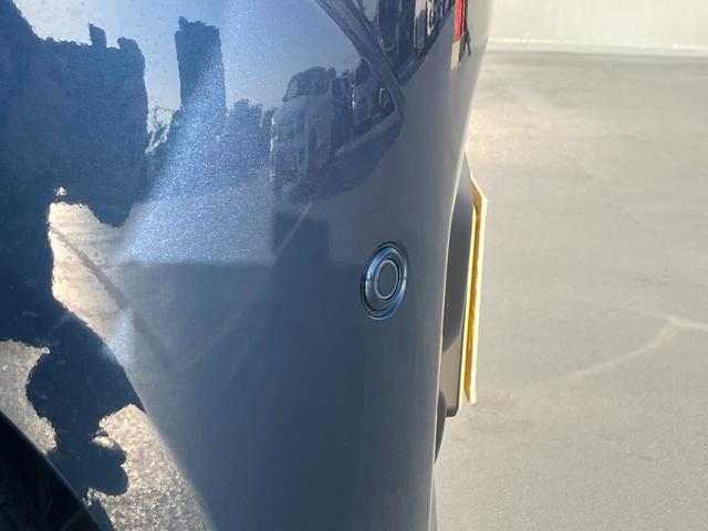 �O���E����̎ԗ����ӂɂ��镨�̂��甽�˂��Ă��钴���g����M���ċ�����c������y�����g�Z���T�[�z�B