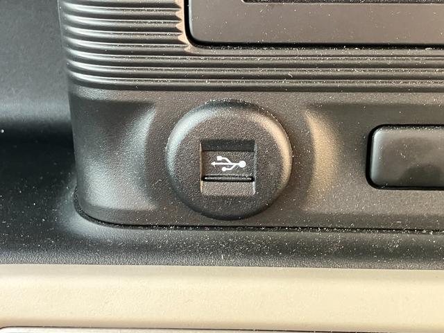 �X�}�[�g�t�H����g�ѓd�b�ƒ��ڃP�[�u���Őڑ����ď[�d���ł���y�t�r�a�\�P�b�g�z���C���p�l�ɔz�u�B