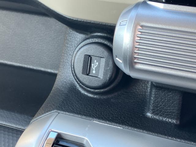 �X�}�[�g�t�H����g�ѓd�b�ƒ��ڃP�[�u���Őڑ����ď[�d���ł���y�t�r�a�\�P�b�g�z���C���p�l�ɔz�u�B