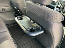リヤシートも全車消毒済み。前に便利な【パーソナルテーブル】も装備。
