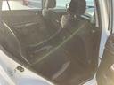 リヤシートも全車消毒済み。足元も軽とは思えない広さがあります。ドアには小物を収納できる便利な【リヤポケット】付。