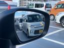 走行中、後方から接近する車両を知らせ、点灯したドアミラー側にウインカーを操作すると点灯とブザー音により注意を知らせる【ブラインドスポットモニター】