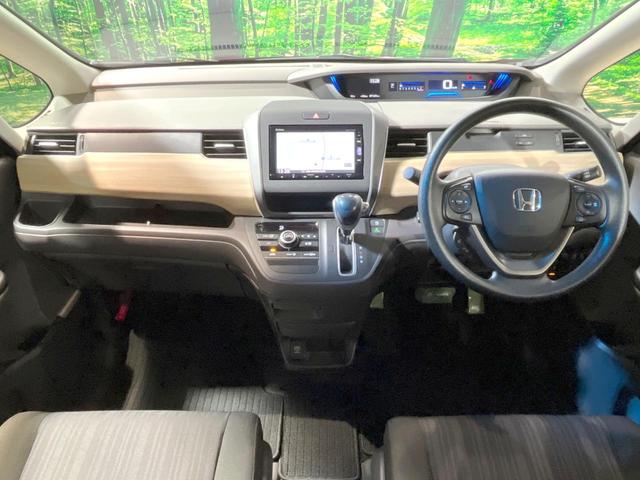 フリード Ｇ・ホンダセンシング　禁煙車　純正ナビ　フリップダウンモニター　バックカメラ　両側パワースライドドア　ホンダセンシング　アダプティブクルーズコントロール　オートエアコン　ＥＴＣ　横滑り防止　スマートキー（2枚目）