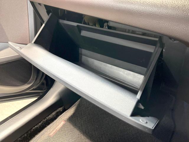 ヤリスクロス ハイブリッドＺ　衝突被害軽減システム　禁煙車　パワーシート　ＬＥＤヘッド　ビルトインＥＴＣ　レーダークルーズ　純正１８インチアルミ　オートハイビーム　オートライト　オートエアコン　フルセグ（60枚目）