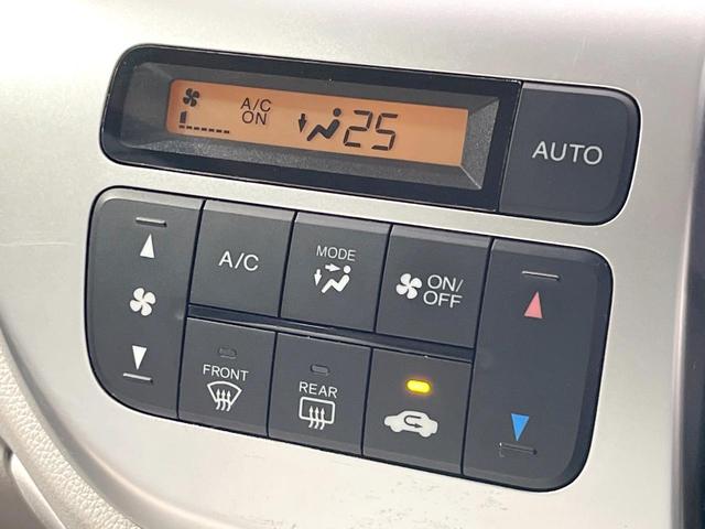 【オートエアコン】一度お好みの温度に設定すれば、車内の温度を検知し風量や温度を自動で調整。暑い…寒い…と何度もスイッチ操作をする必要はありません。快適な車内空間には必須の機能ですね♪