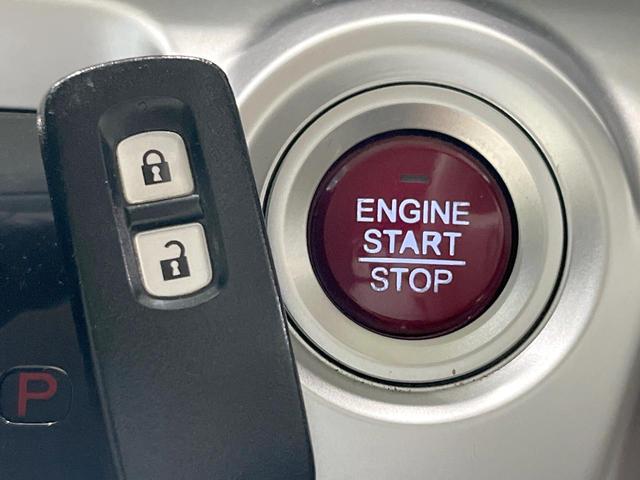 【Ｈｏｎｄａスマートキー】カバンやポケットに入れたままでもドアの施錠・解錠が可能なスマートキーを装備。エンジンのオン・オフ時もカギを取り出す必要が無いからとっても便利です♪