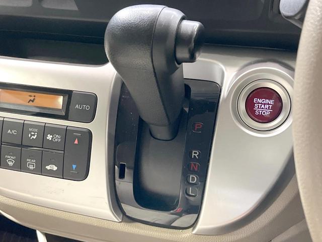 インパネシフトならハンドルからの移動距離が短く操作もスムーズ！また、足元が広くなりすっきりしますので、大柄な方でも快適にお過ごしいただけます。