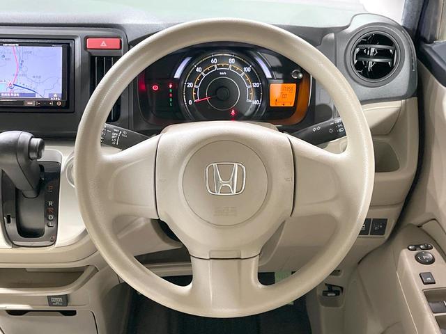 インテリアに合わせたデザインのステアリングは、運転される方のことも考え、運転しやすい形状、大きさです。是非一度、実際に触ってお確かめください。