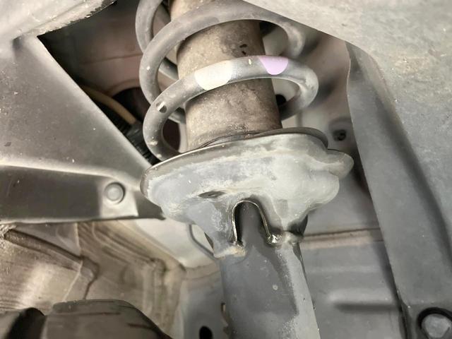 お車を安心してお乗りいただく為には、足回りの定期点検が欠かせません。サービスサポート（有償保証）では無料点検もご提供しており、安心のカーライフをお過ごしいただけるサポート体制が整っています。