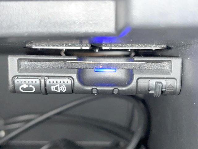 エルグランド ２５０ハイウェイスターアーバンクロム　禁煙車　両側電動スライドドア　ナビ　後席モニター　バックカメラ　ハーフレザーシート　スマートキー　ＨＩＤヘッド　ＥＴＣ　純正１８インチアルミ　オートライト　デュアルエアコン　リアエアコン（7枚目）