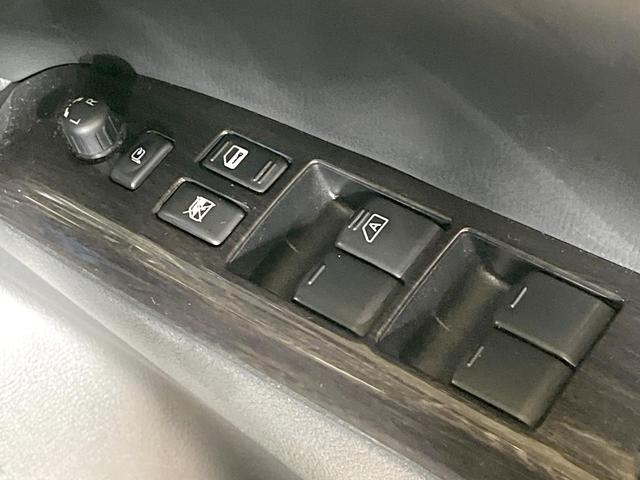 エルグランド ２５０ハイウェイスターアーバンクロム　禁煙車　両側電動スライドドア　ナビ　後席モニター　バックカメラ　ハーフレザーシート　スマートキー　ＨＩＤヘッド　ＥＴＣ　純正１８インチアルミ　オートライト　デュアルエアコン　リアエアコン（35枚目）