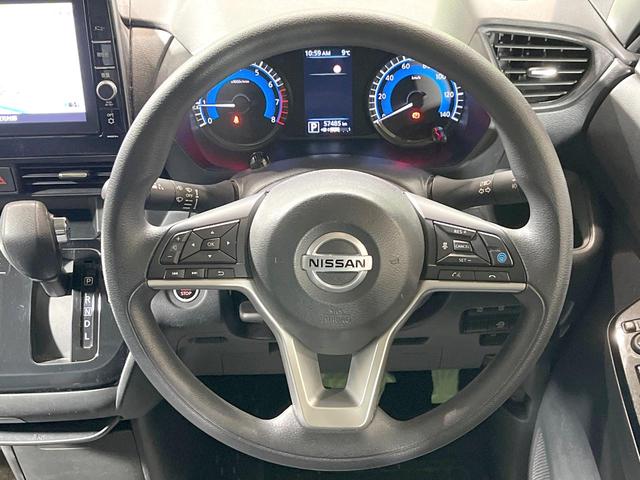 �C���e���A�ɍ��킹���f�U�C���̃X�e�A�����O�́A�^�]�������̂��Ƃ��l���A�^�]���₷���`��A�傫���ł��B�����x�A���ۂɐG���Ă��m���߂��������B